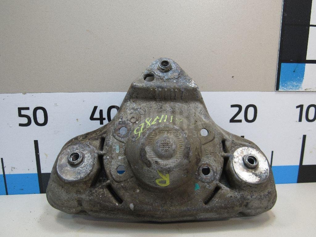 Кронштейн амортизатора