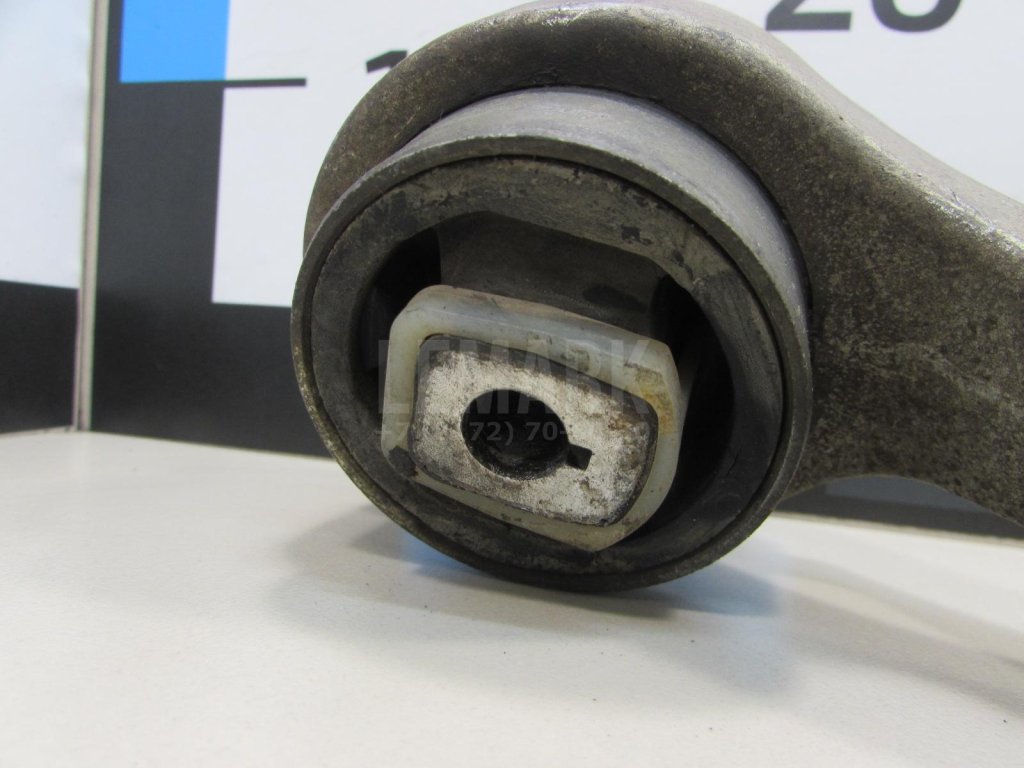 Рычаг передний нижний правый задний