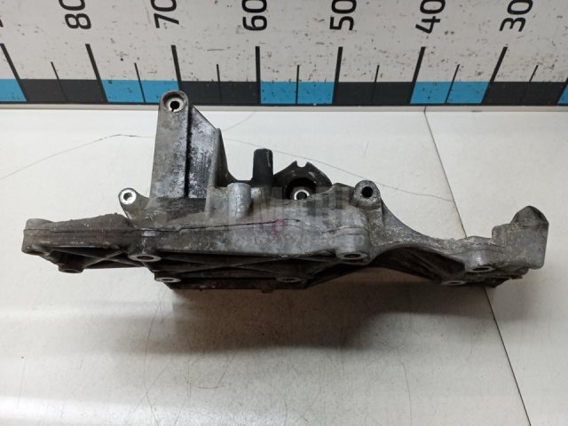 Кронштейн генератора