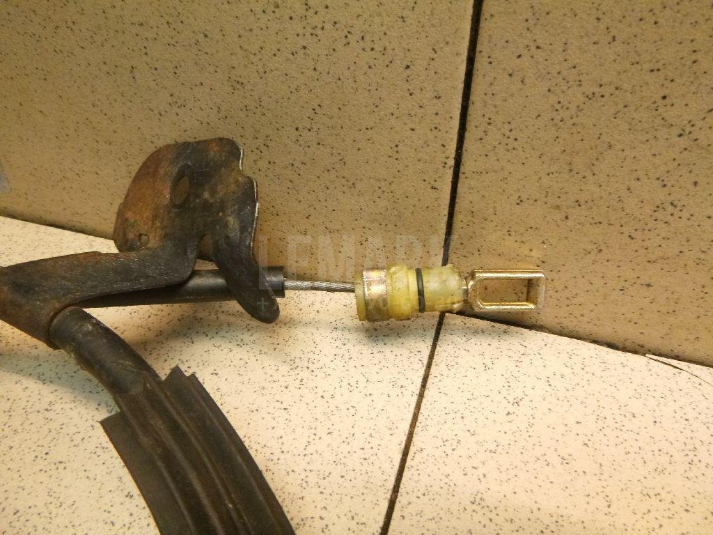 Трос стояночного тормоза правый