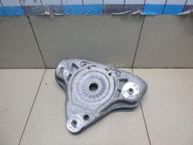 Кронштейн амортизатора