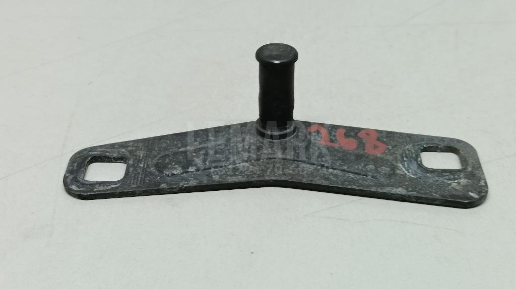 Ответная часть замка багажника