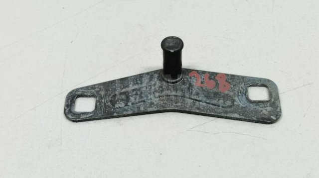 Ответная часть замка багажника