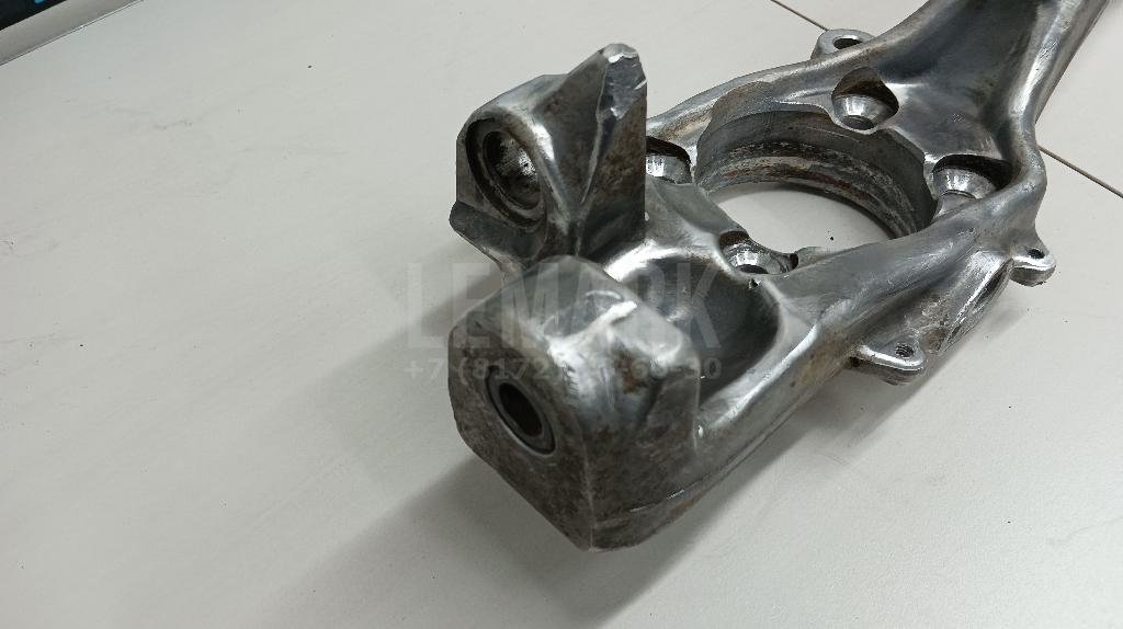 Кулак поворотный передний левый