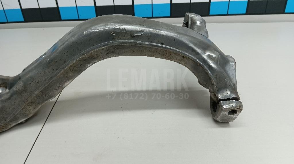 Кулак поворотный передний левый