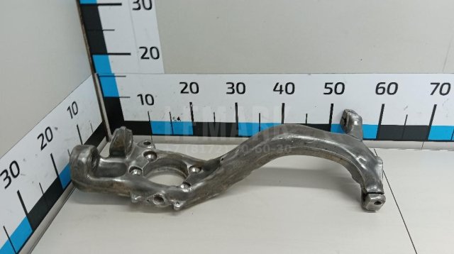 Кулак поворотный передний левый