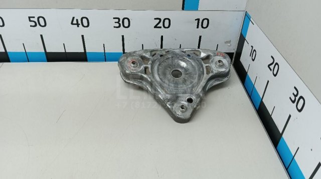 Кронштейн амортизатора