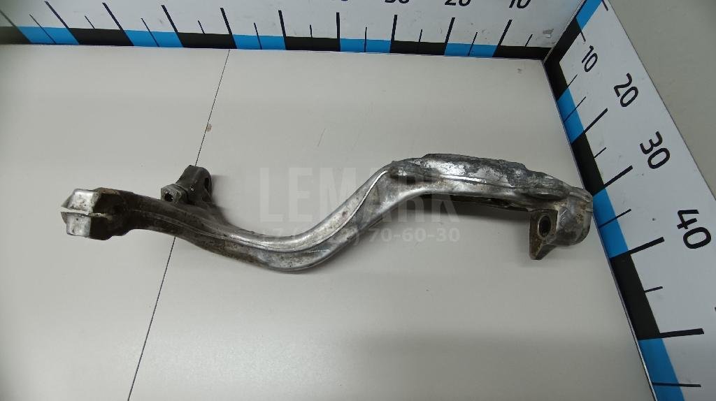 Кулак поворотный передний правый