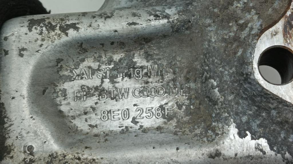 Кулак поворотный передний правый