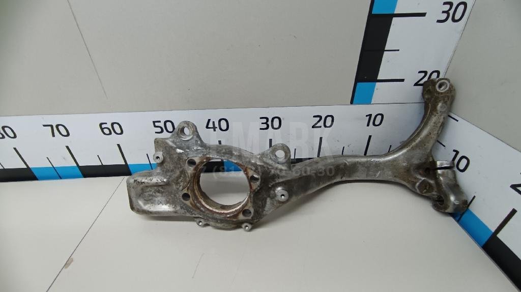 Кулак поворотный передний правый