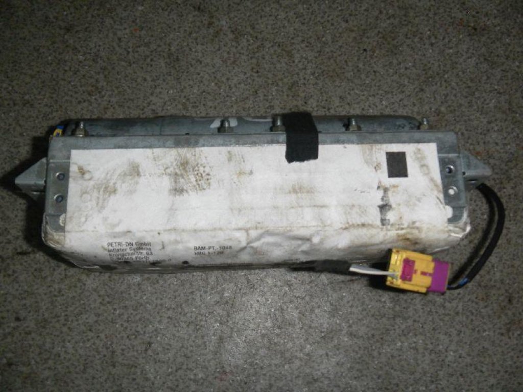 Подушка безопасности пассажирская (в торпедо)