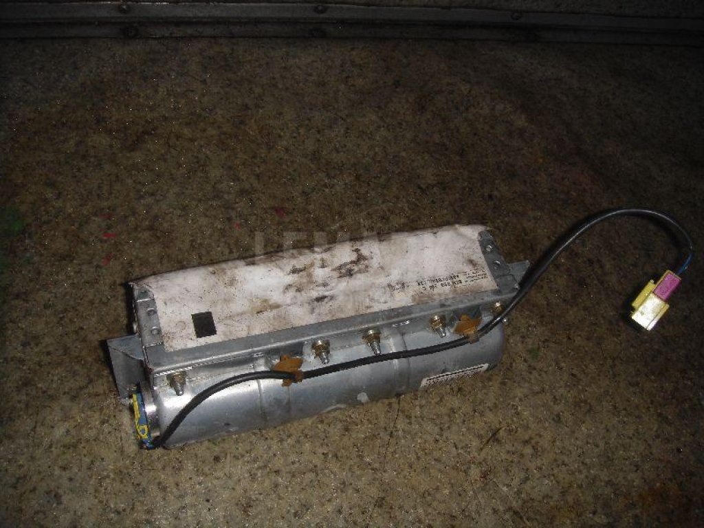 Подушка безопасности пассажирская (в торпедо)