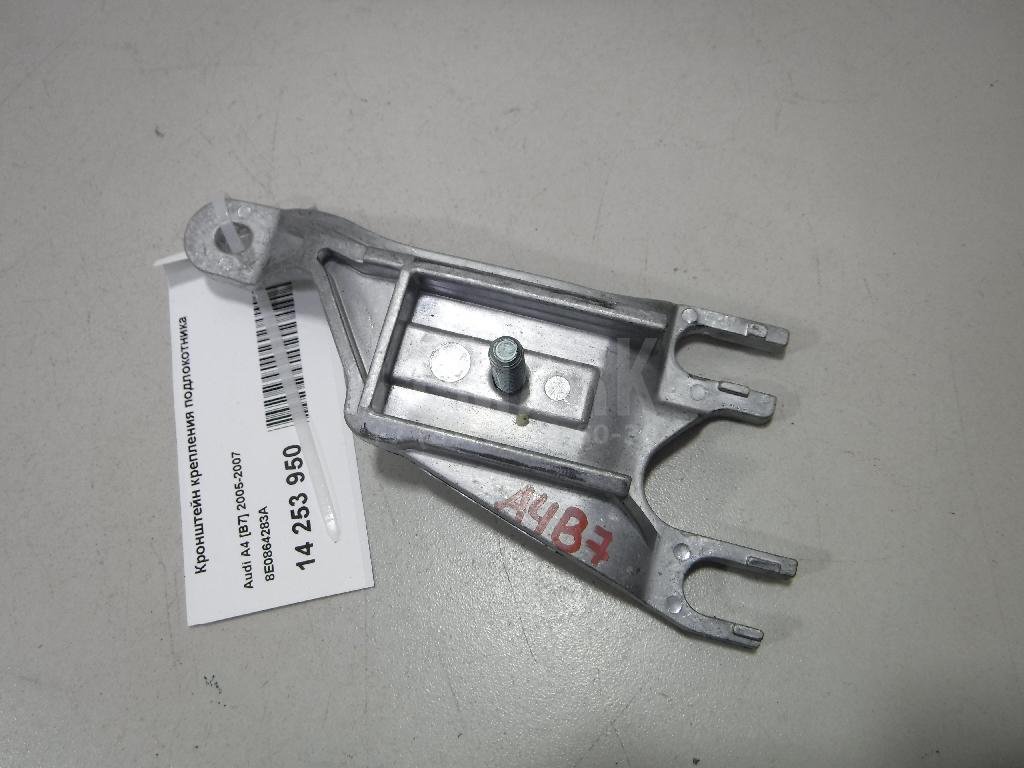 Кронштейн крепления подлокотника