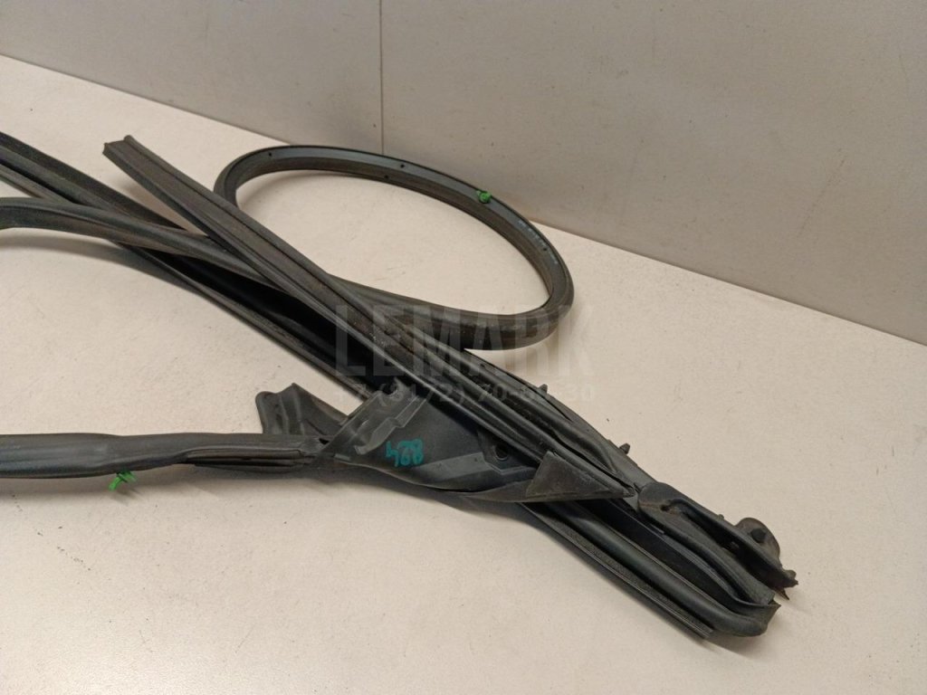 Уплотнитель двери для  Audi A1 (8X) 2010-2018