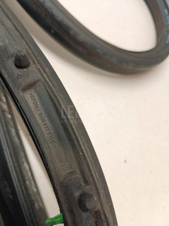 Уплотнитель двери для  Audi A1 (8X) 2010-2018