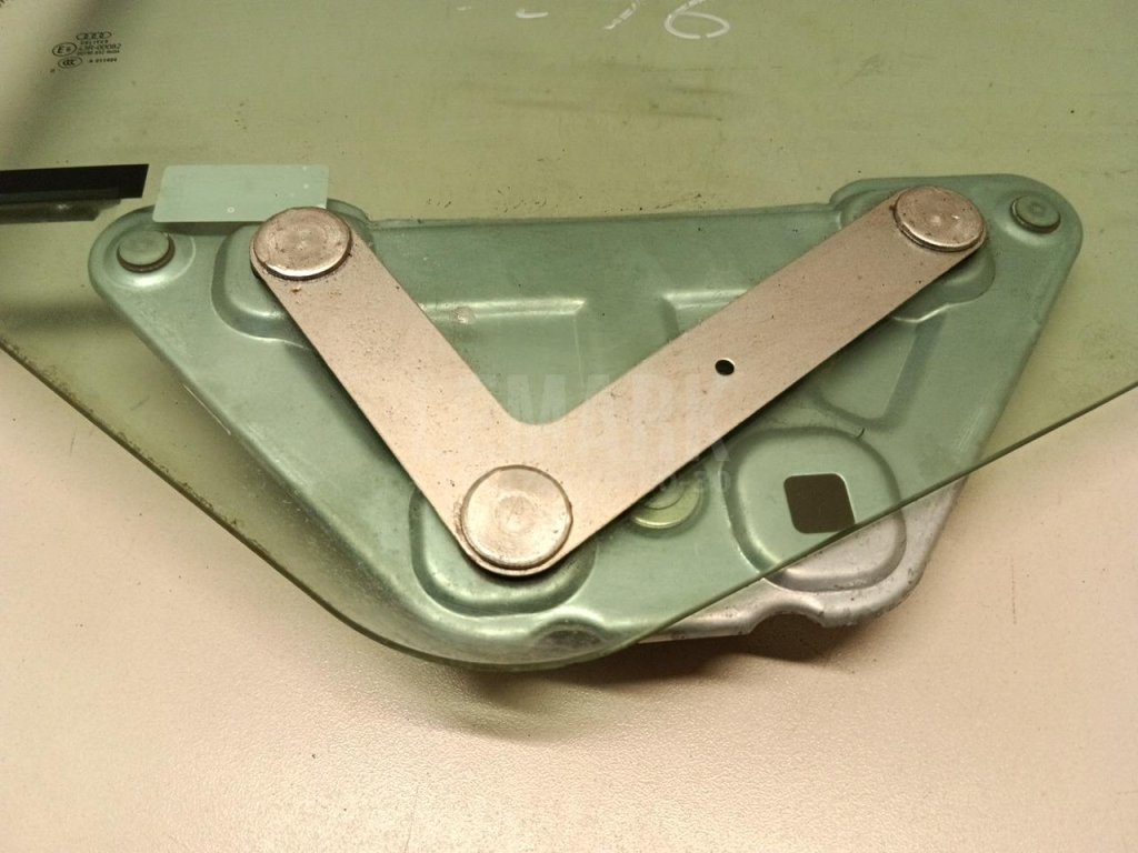 Стекло кузовное открывающееся (форточка) левое