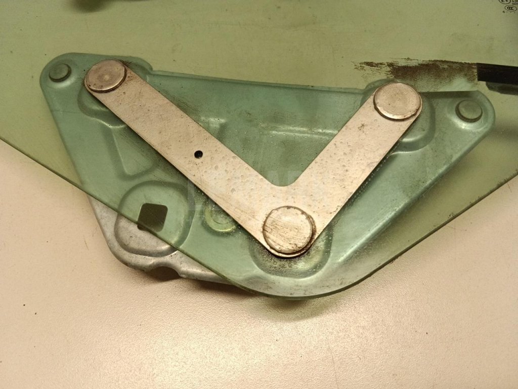 Стекло кузовное открывающееся (форточка) правое