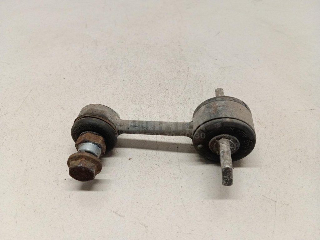 Стойка заднего стабилизатора