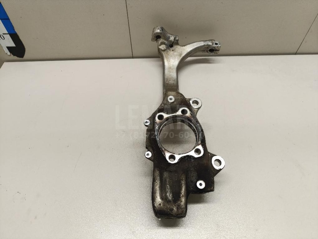 Кулак поворотный передний левый