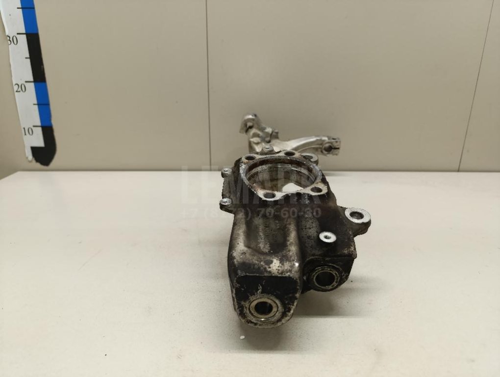 Кулак поворотный передний левый