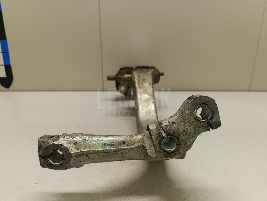 Кулак поворотный передний левый