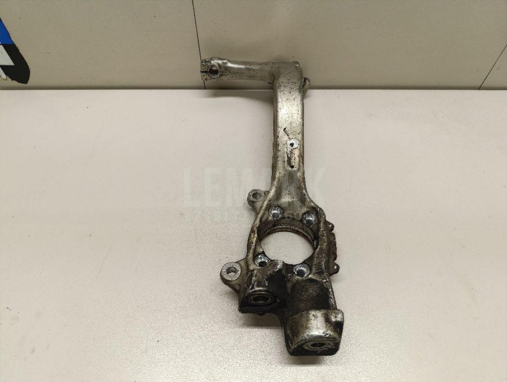 Кулак поворотный передний левый