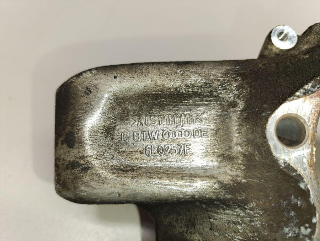 Кулак поворотный передний левый