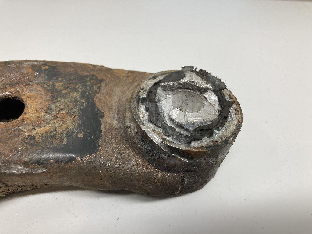 Рычаг задний верхний левый