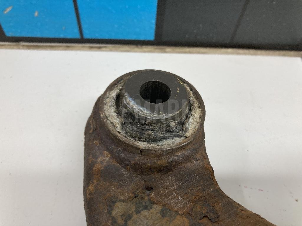 Рычаг задний верхний левый