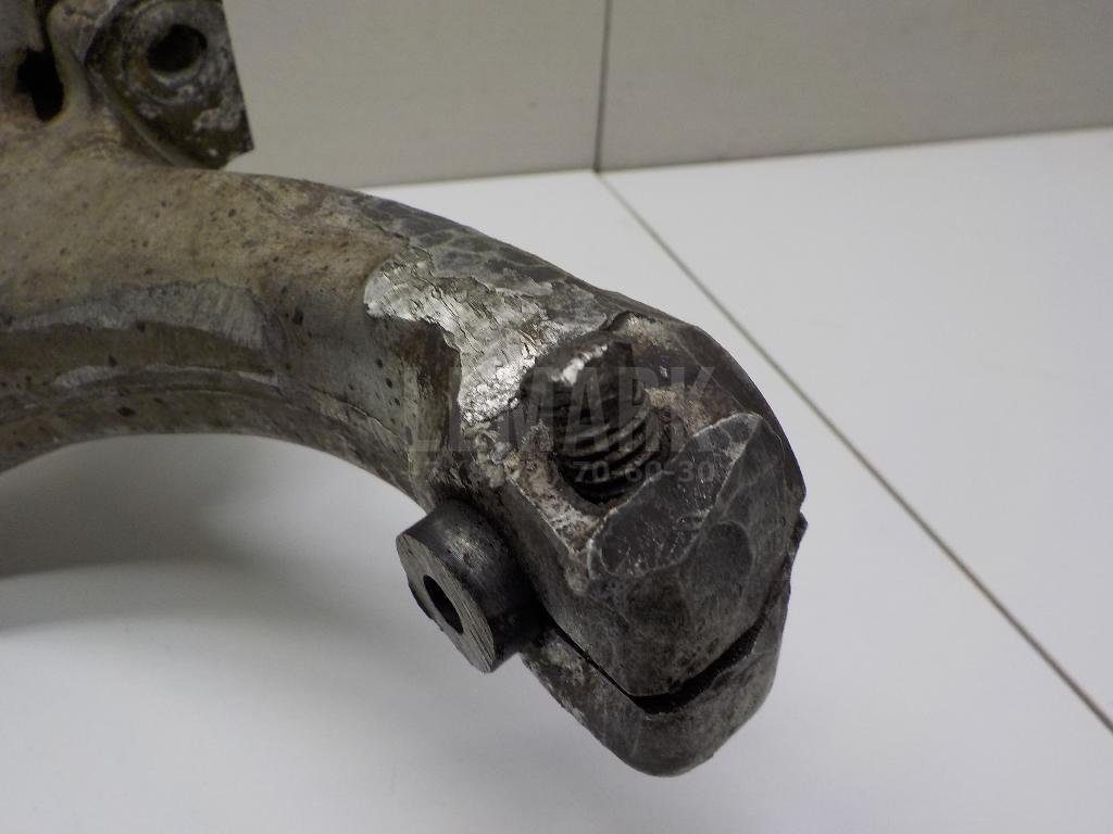 Кулак поворотный передний левый