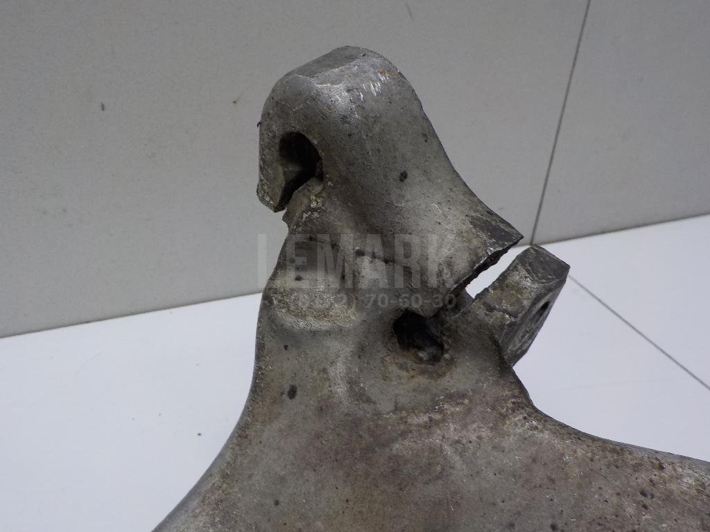 Кулак поворотный передний левый