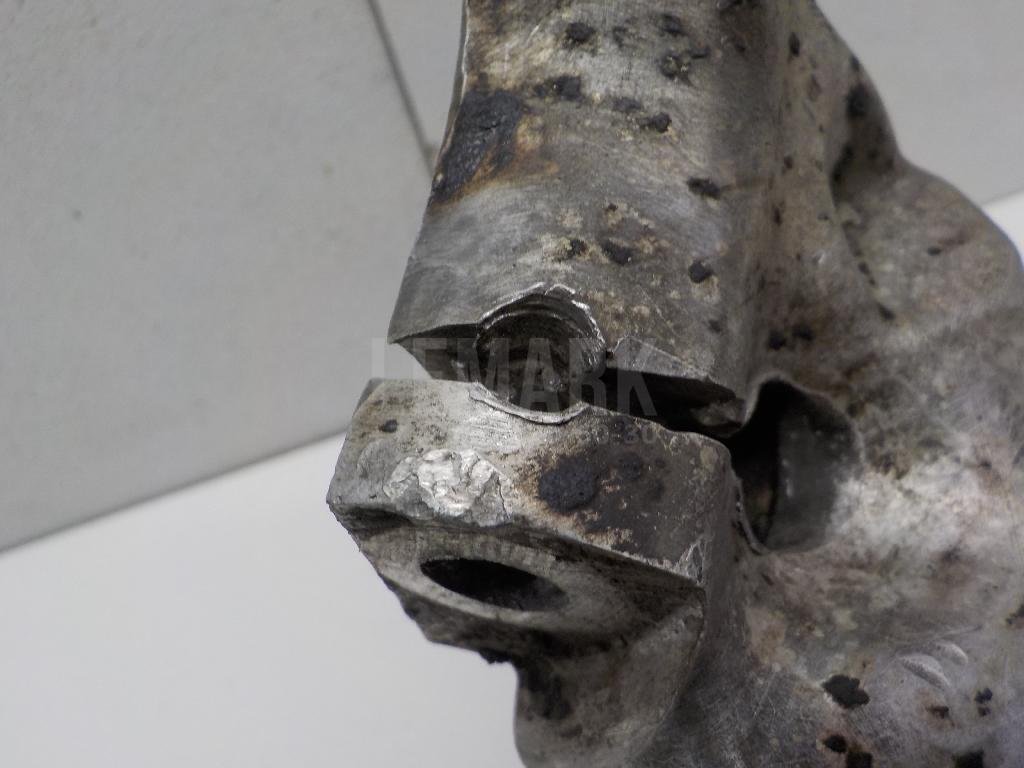 Кулак поворотный передний правый