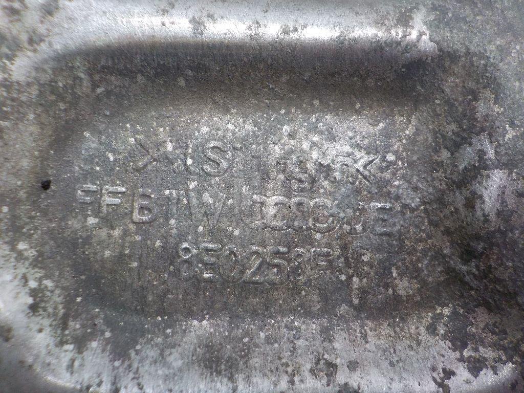 Кулак поворотный передний правый