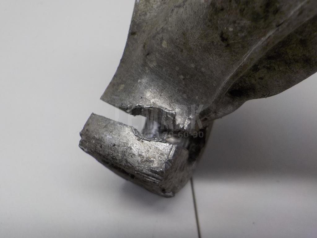 Кулак поворотный передний правый