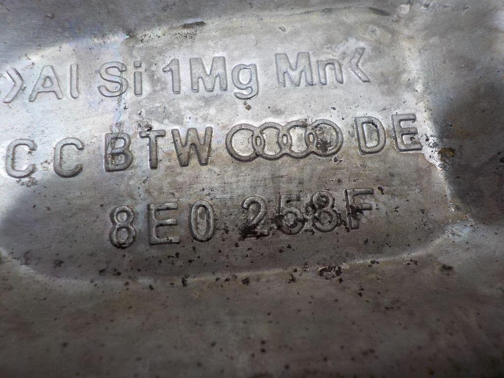 Кулак поворотный передний правый