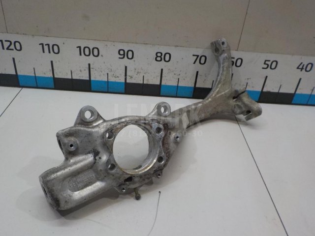 Кулак поворотный передний правый