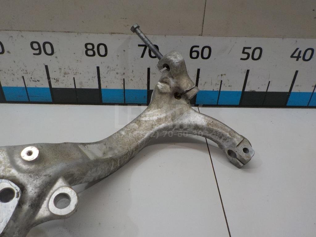 Кулак поворотный передний левый