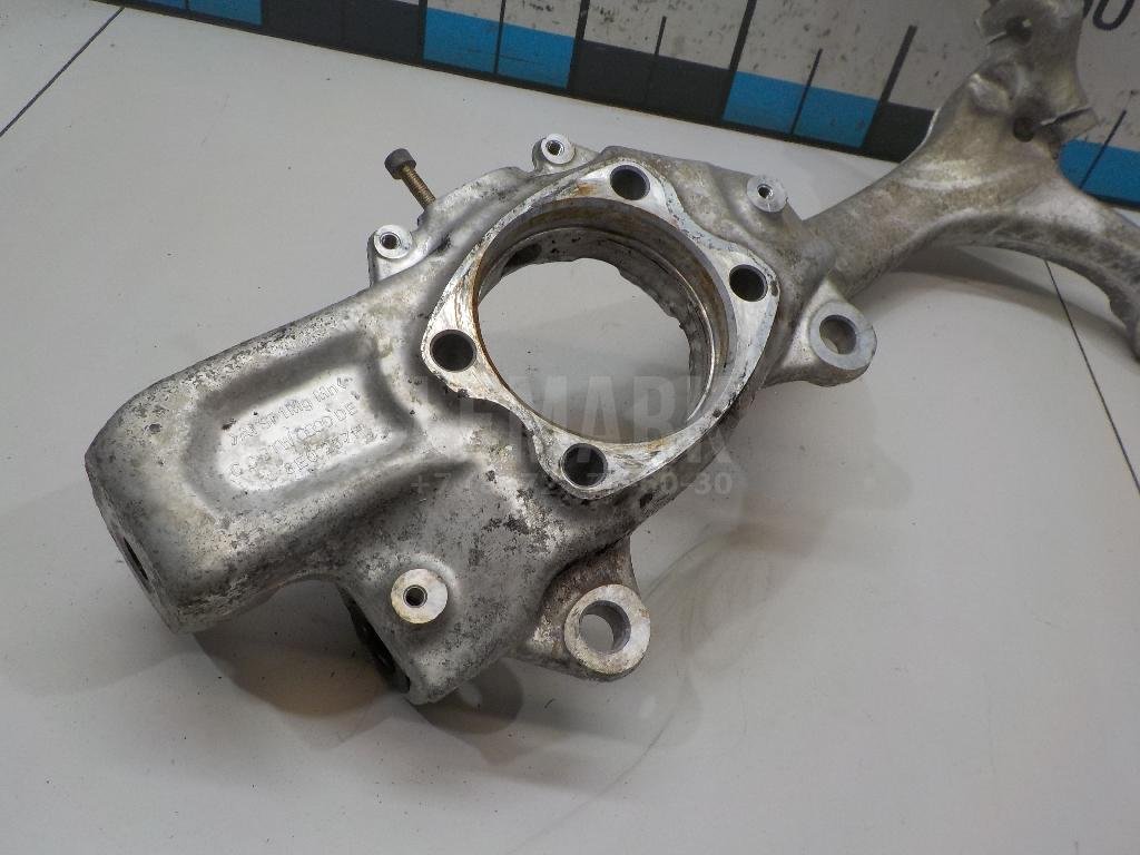 Кулак поворотный передний левый