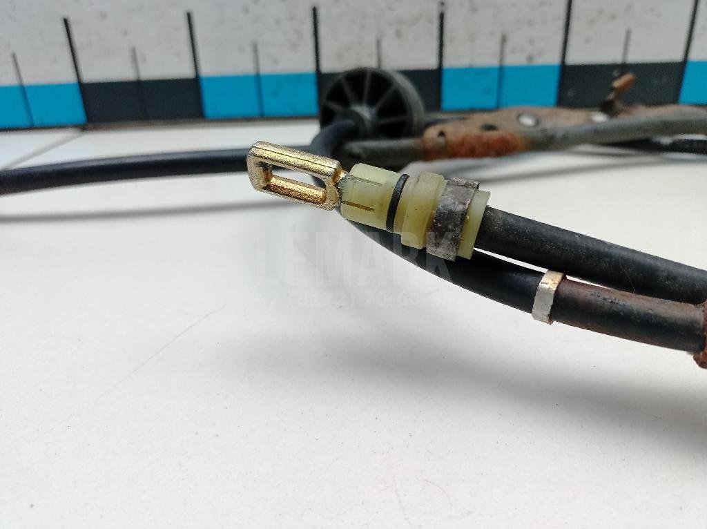 Трос стояночного тормоза левый