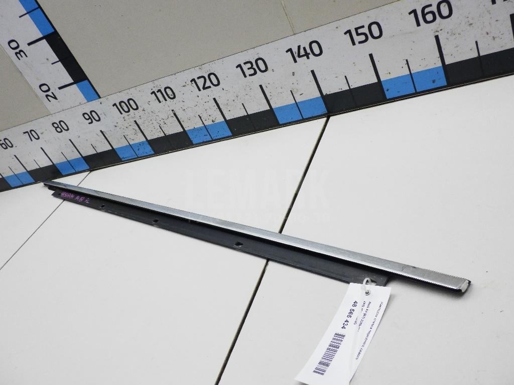 Накладка стекла переднего левого