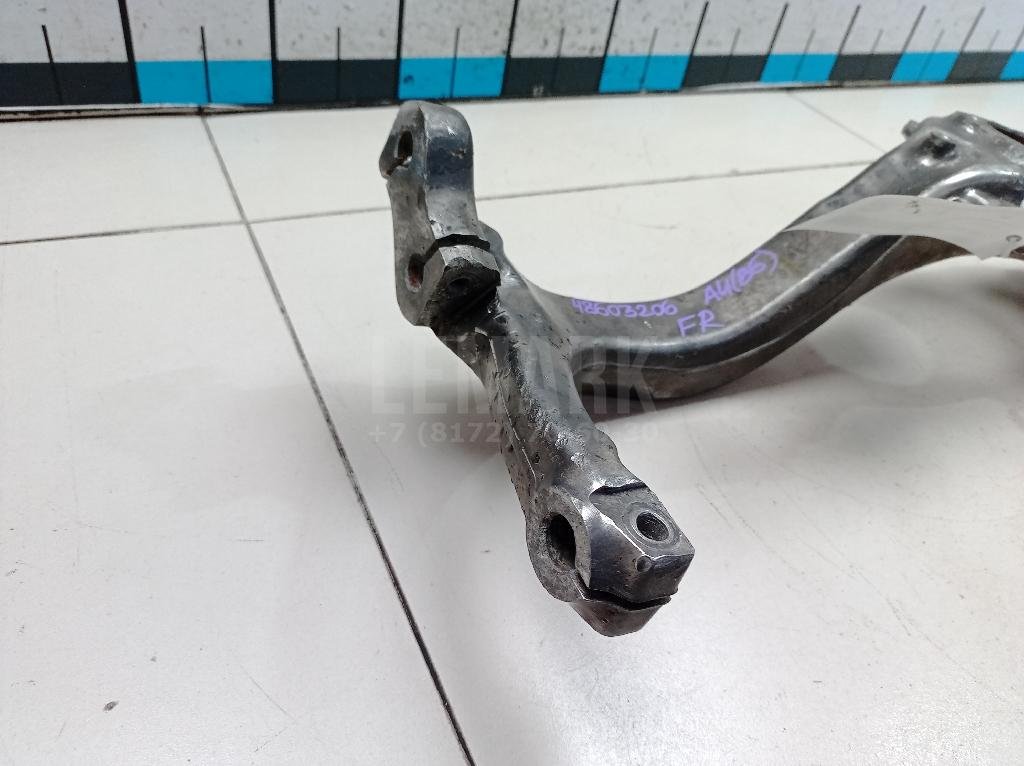 Кулак поворотный передний левый