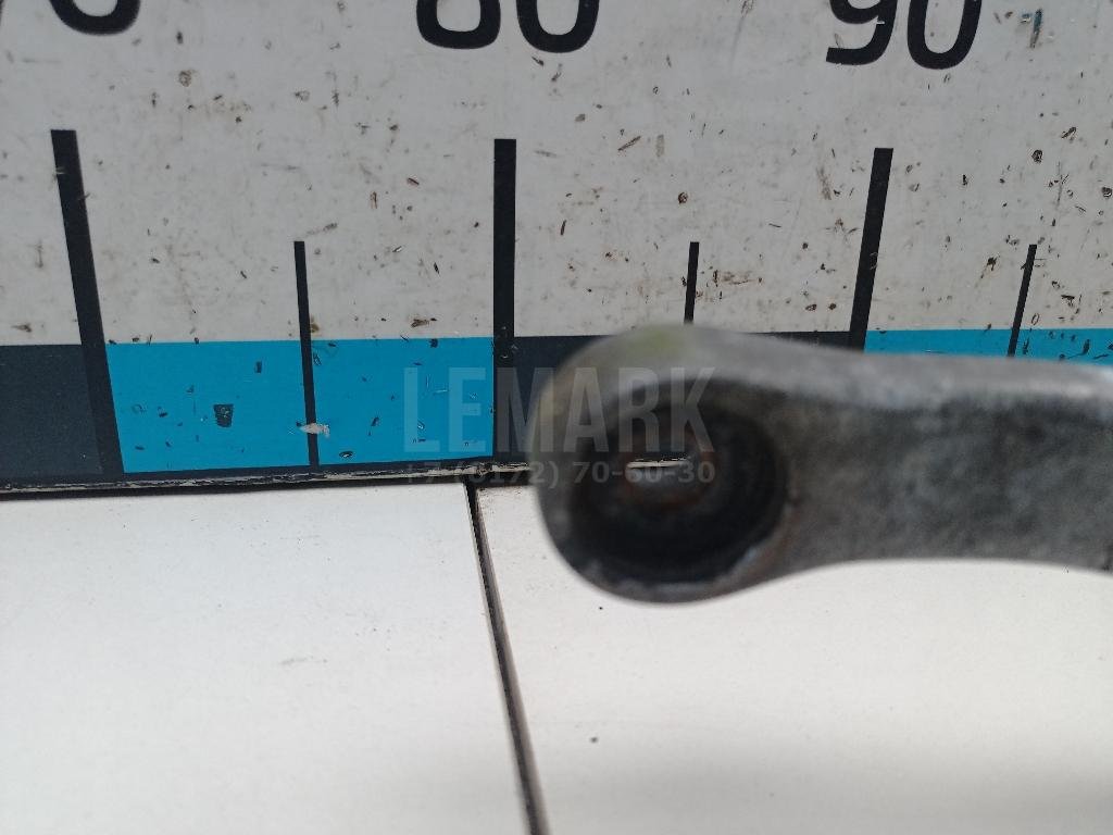 Поводок стеклоочистителя передний левый