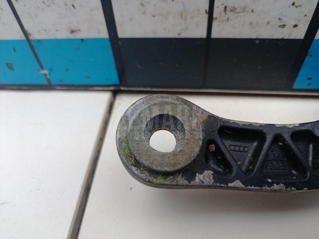 Поводок стеклоочистителя передний левый