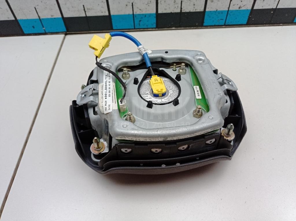 Подушка безопасности в рулевое колесо