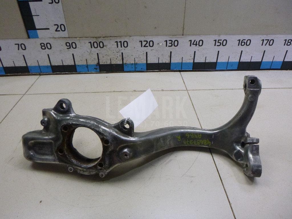 Кулак поворотный передний правый