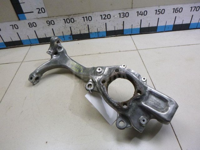 Кулак поворотный передний правый