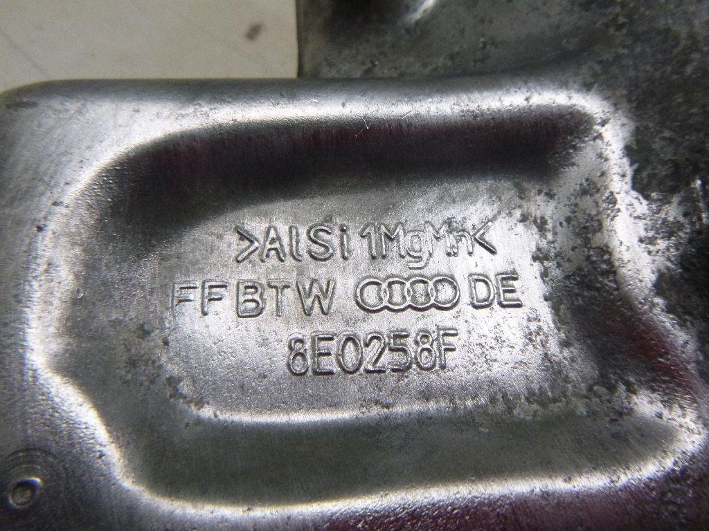 Кулак поворотный передний правый