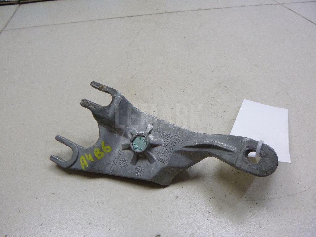 Кронштейн крепления подлокотника