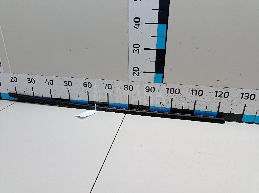 Накладка стекла переднего правого