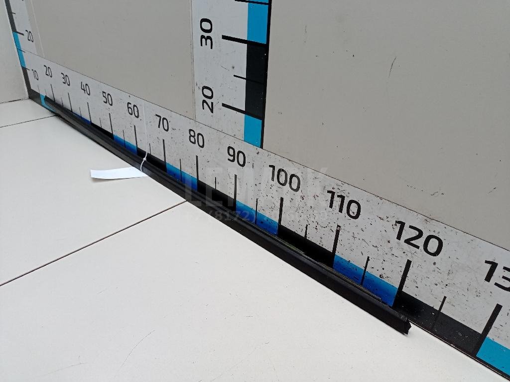 Накладка стекла переднего правого